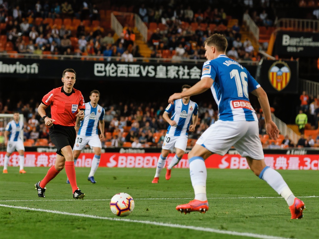 BB贝博西甲经典对决:重温那些不容错过的历史赛事 除了国家德比,“巴伦西亚VS皇家社会”的比赛也同样